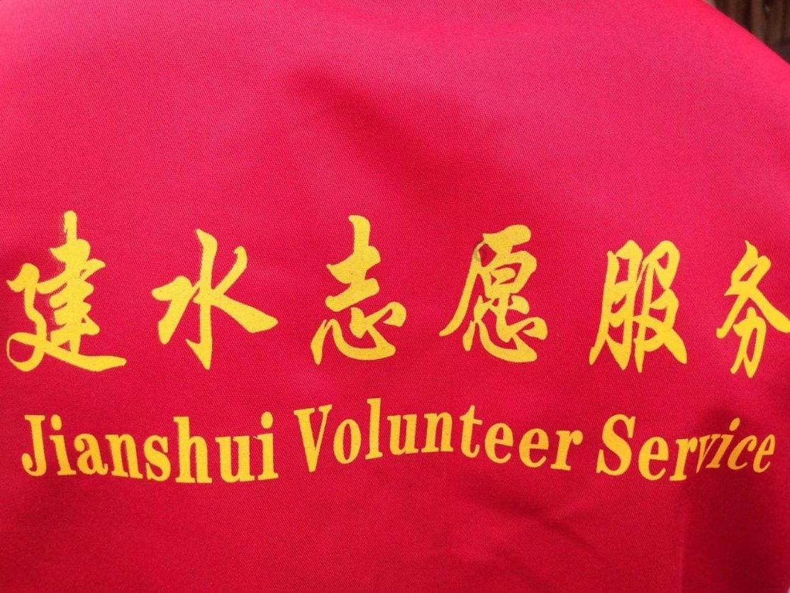 三门峡货车侧翻物品遭哄抢？实为志愿者帮忙装货｜大象辟谣